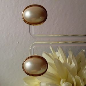 80s TAT Faux Pearl Oval Cabochon, gold tone, posts